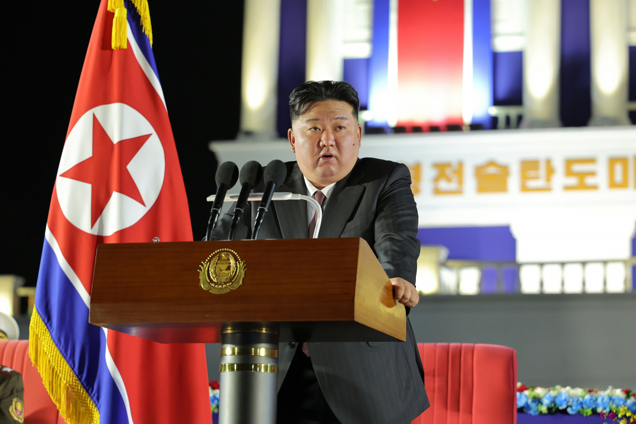정부가 북한의 압록강 유역 집중호우로 심각한 수해를 입자 인도주의적 입장에서 지원을 제안한데 대해 북한은 북한이 신형 전술탄도미사일 250대를 전방에 배치하겠다며 오히려 군사적 긴장을 높이는 식으로 응수했다. 김 위원장은 4일 신형 전술탄도미사일 무기체계 인계인수식 연설을 통해 250대의 신형 전술탄도미사일 발사대를 전방에 배치하겠다고 밝혔다. [평양 노동신문=뉴스1]