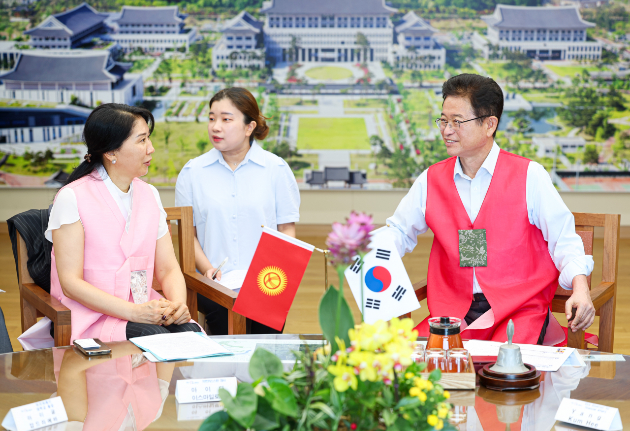 아이다 이스마일로바 주한키르기스스탄 대사와 이철우 경북지사.[경북도 제공]