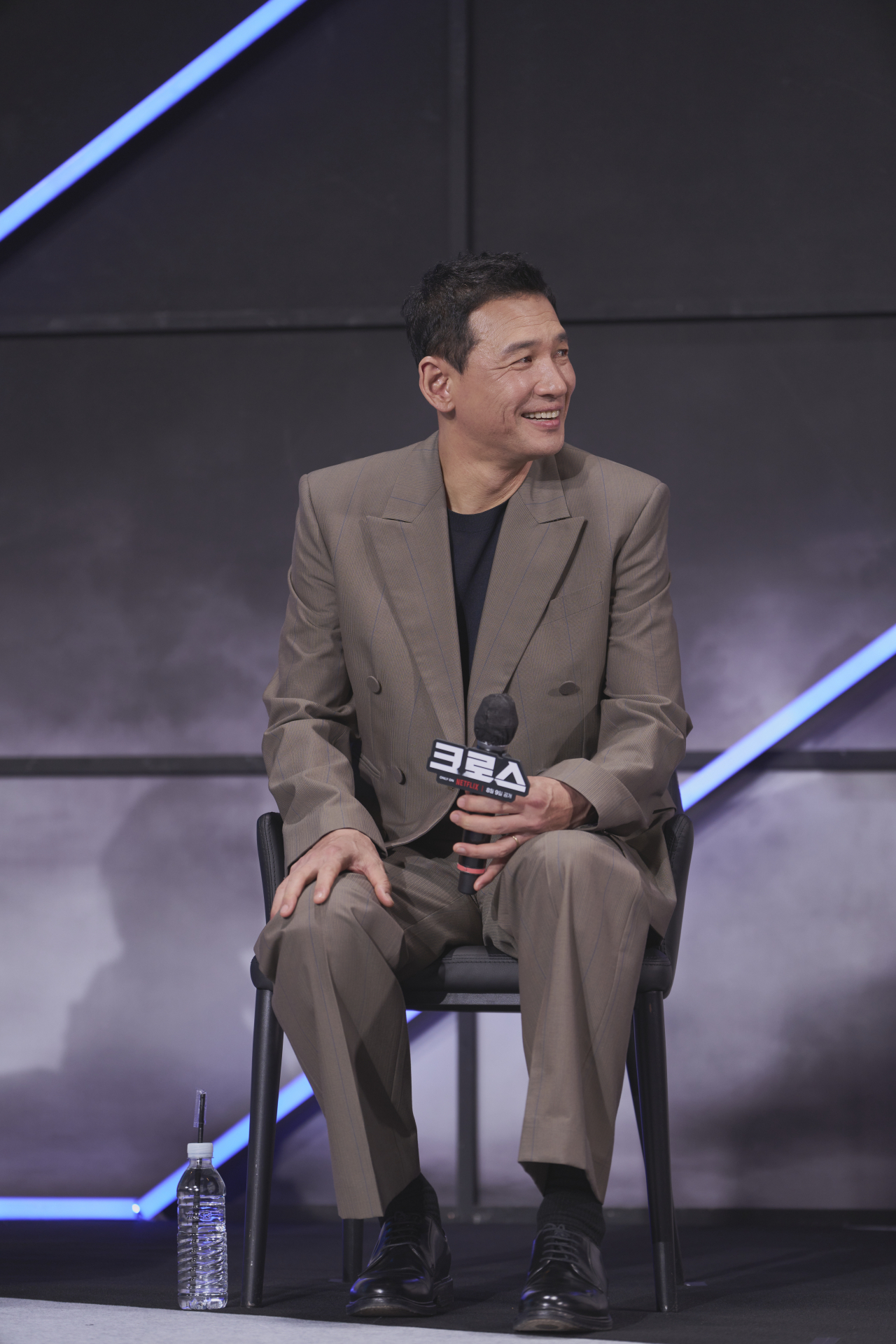 배우 황정민이 5일 서울 중구 앰배서더 서울 풀만 호텔에서 열린 넷플릭스 영화 ‘크로스’ 제작보고회에서 인터뷰하고 있다. 넷플릭스 제공
