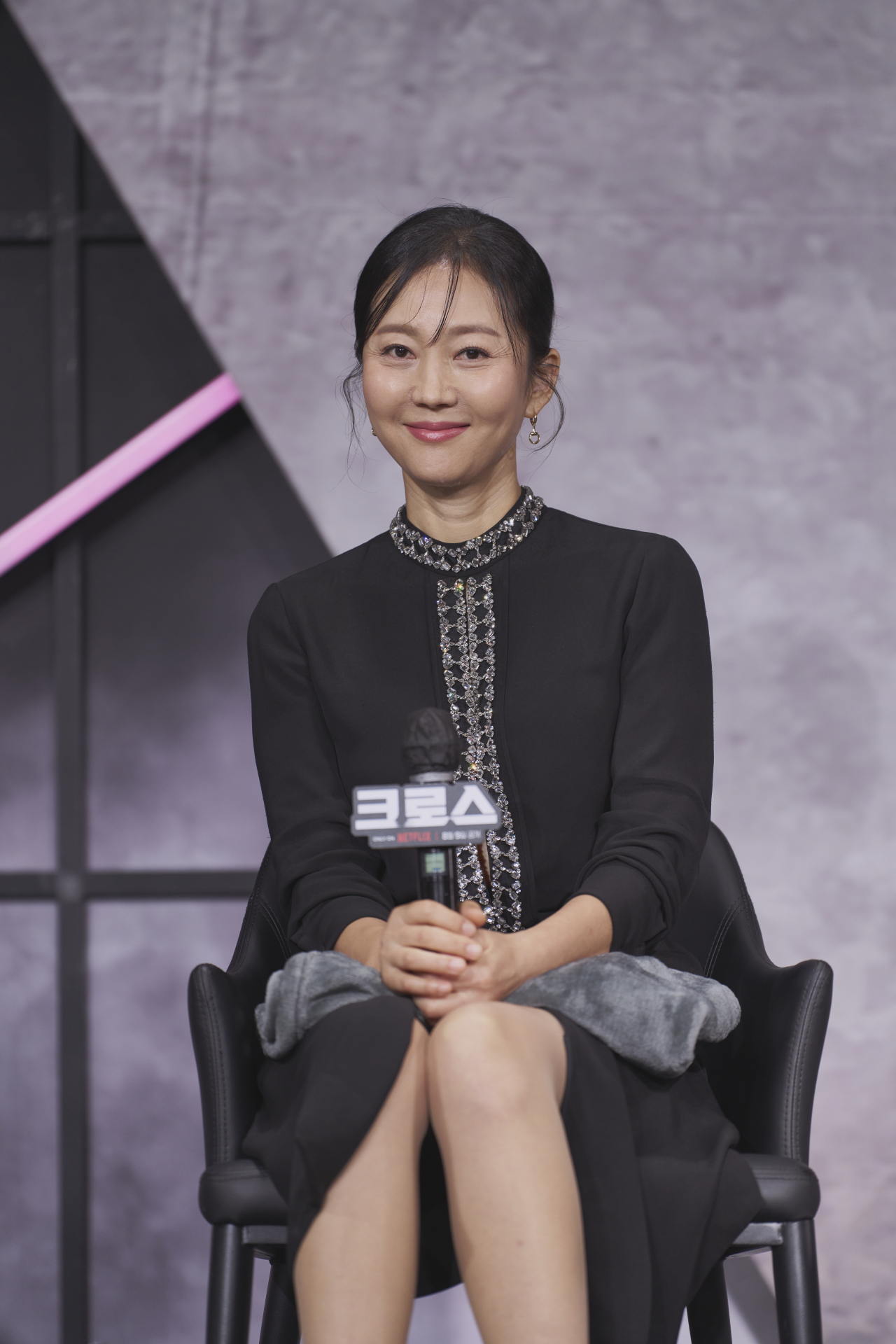 배우 염정아가 5일 서울 중구 앰배서더 서울 풀만 호텔에서 열린 넷플릭스 영화 ‘크로스’ 제작보고회에서 인터뷰하고 있다. 넷플릭스 제공