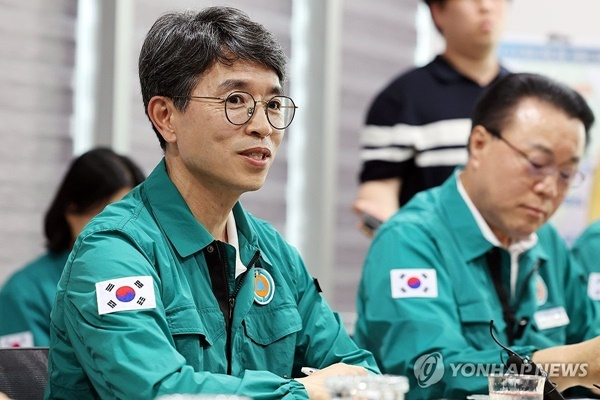 5일 오후 순천시 주암댐 전망대에서 열린 '주암댐 현장 방문·기후대응댐 관련 지자체장 면담'에서 김완섭 환경부 장관이 발언하고 있다. [사진 연합뉴스]