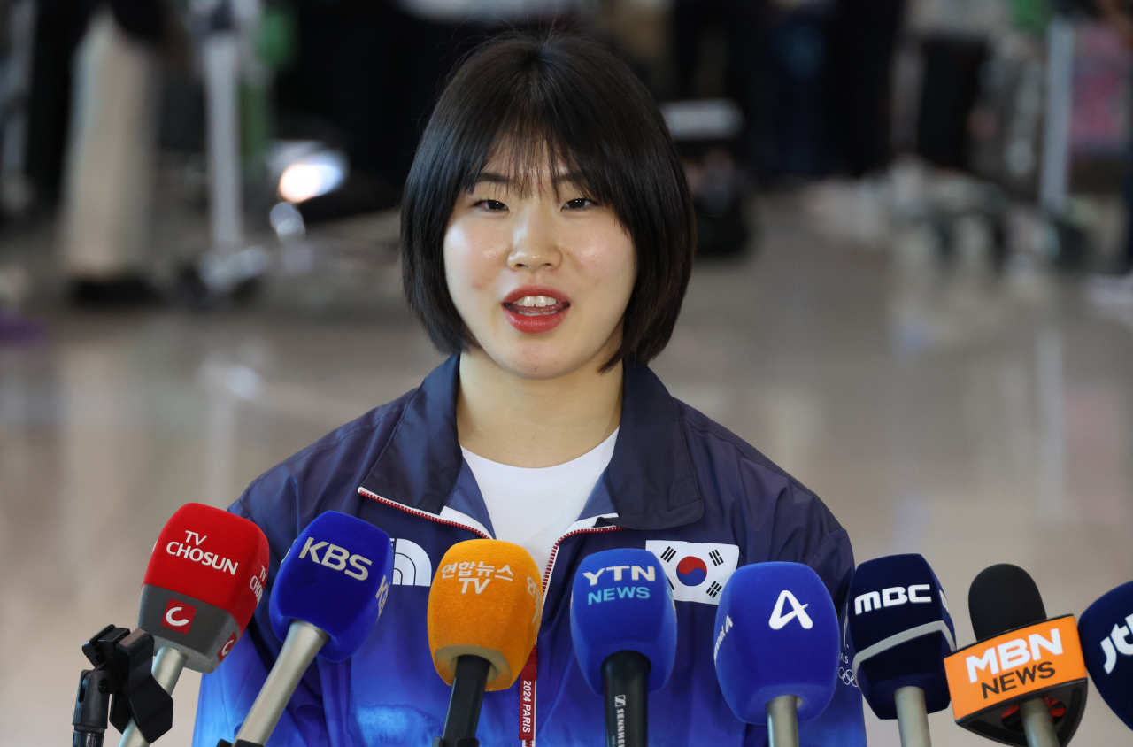 파리올림픽 한국 유도대표팀 허미미 선수가 18일 출국 전 인천공항에서 인터뷰를 하고 있다. [연합]