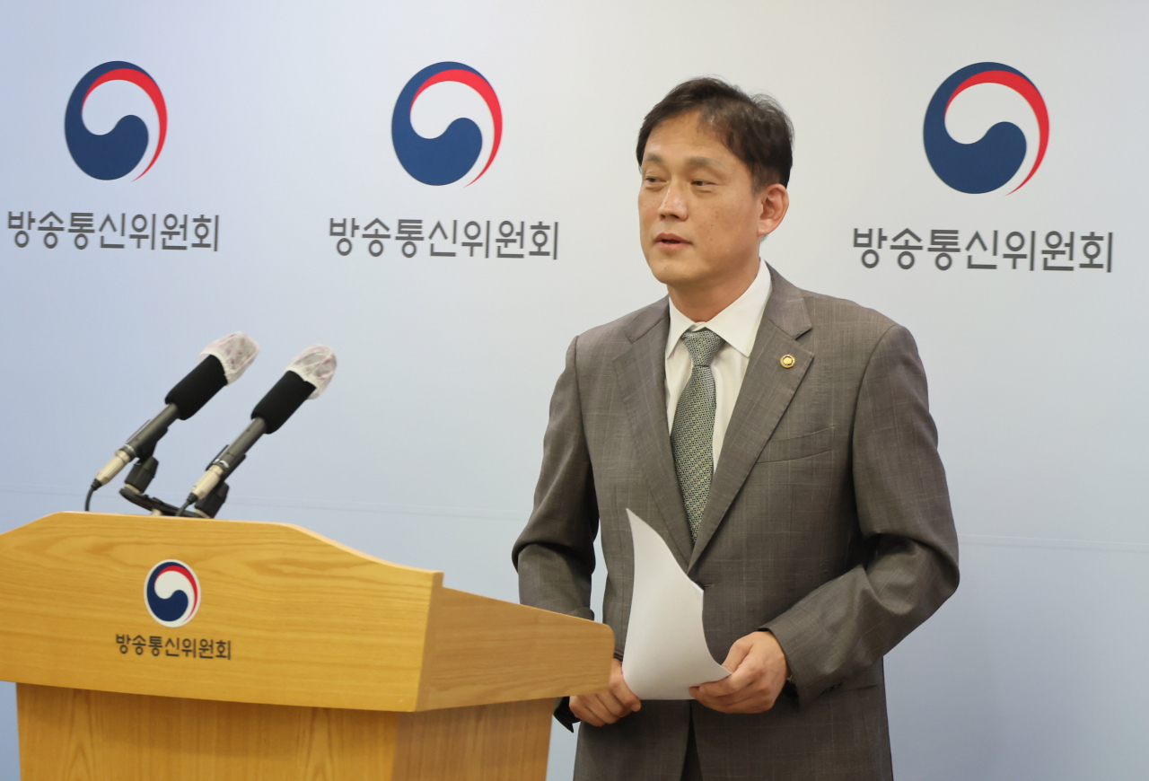 김태규 방송통신위원장 직무대행(부위원장)이 5일 정부과천청사 방송통신위원회에서 이진숙 위원장 탄핵에 대한 직무대행의 입장을 밝힌 뒤 이석하고 있다. 방통위는 지난 2일 이진숙 위원장의 직무 정지에 따라 김 부위원장의 직무대행 체제로 전환됐다. [연합]