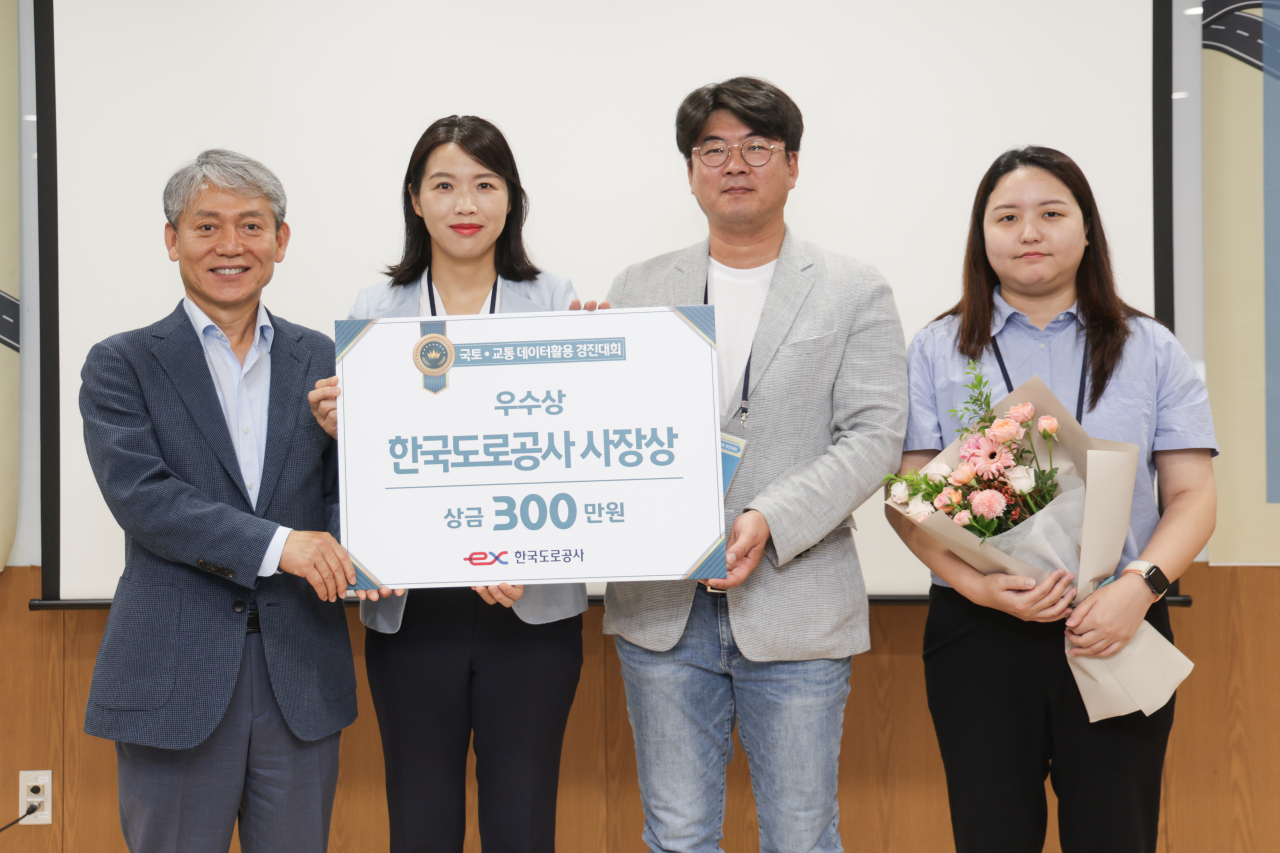 2일 EX-스마트센터에서 류종득 한국도로공사 디지털본부장(맨 왼쪽)이 우수상 수상자인 ‘돌굴러가유팀(이기상, 김현진, 이동기)에게 시상 후 기념촬영을 하고 있다. [한국도로공사 제공]