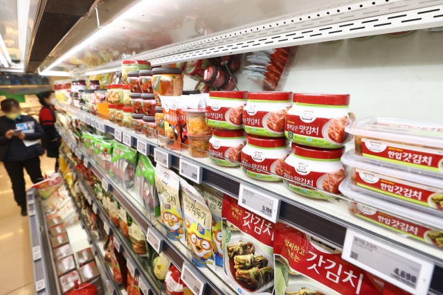 한 대형마트에서 판매 중인 김치. [연합]