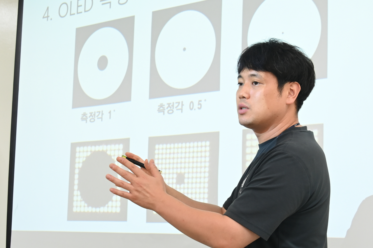 ETRI 연구진이 충남TP관계자를 대상으로 OLED 소자 기술에 대해 교육하고 있다.[ETRI 제공]