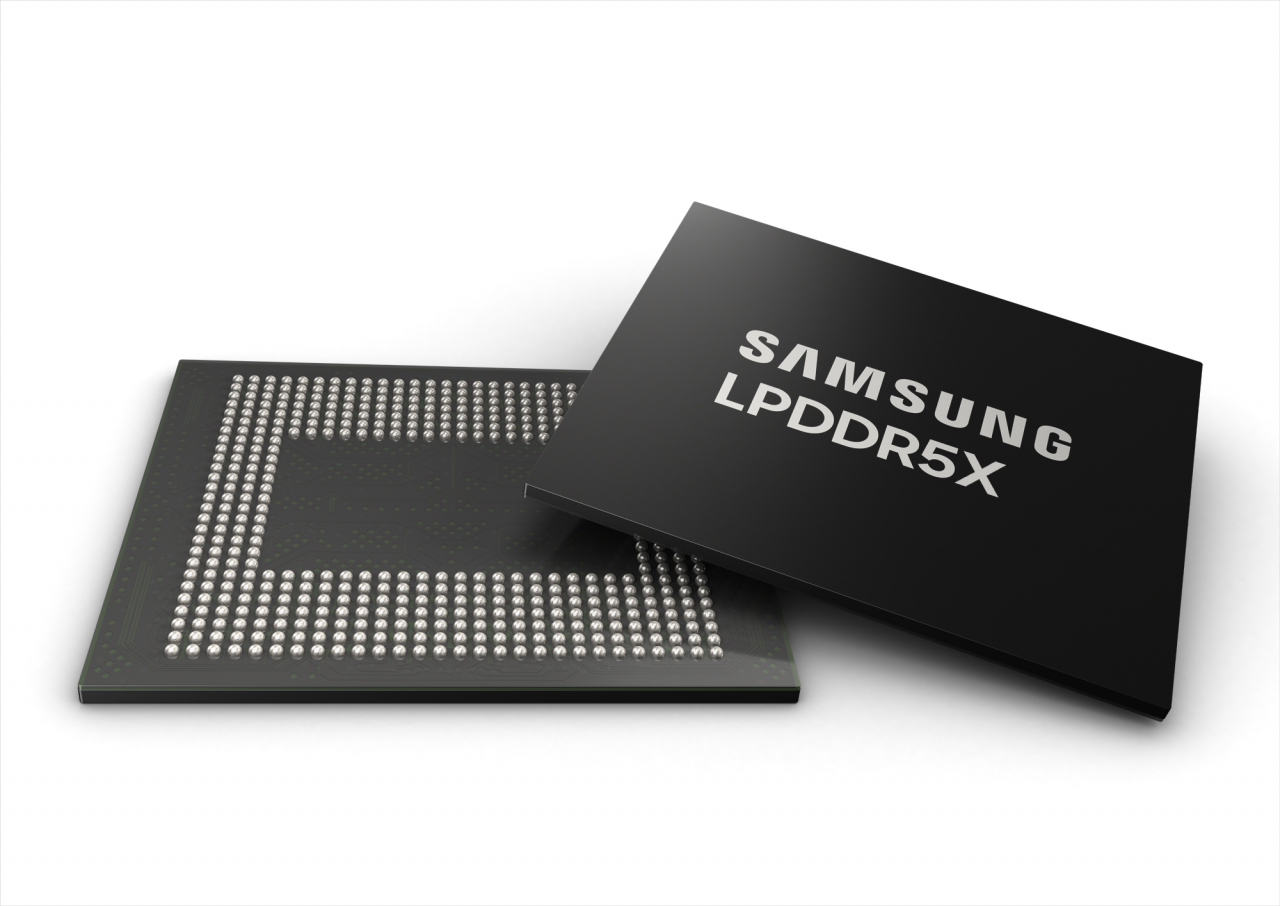 삼성전자가 개발한 업계 최소 두께 0.65㎜ LPDDR5X 제품. [삼성전자 제공]