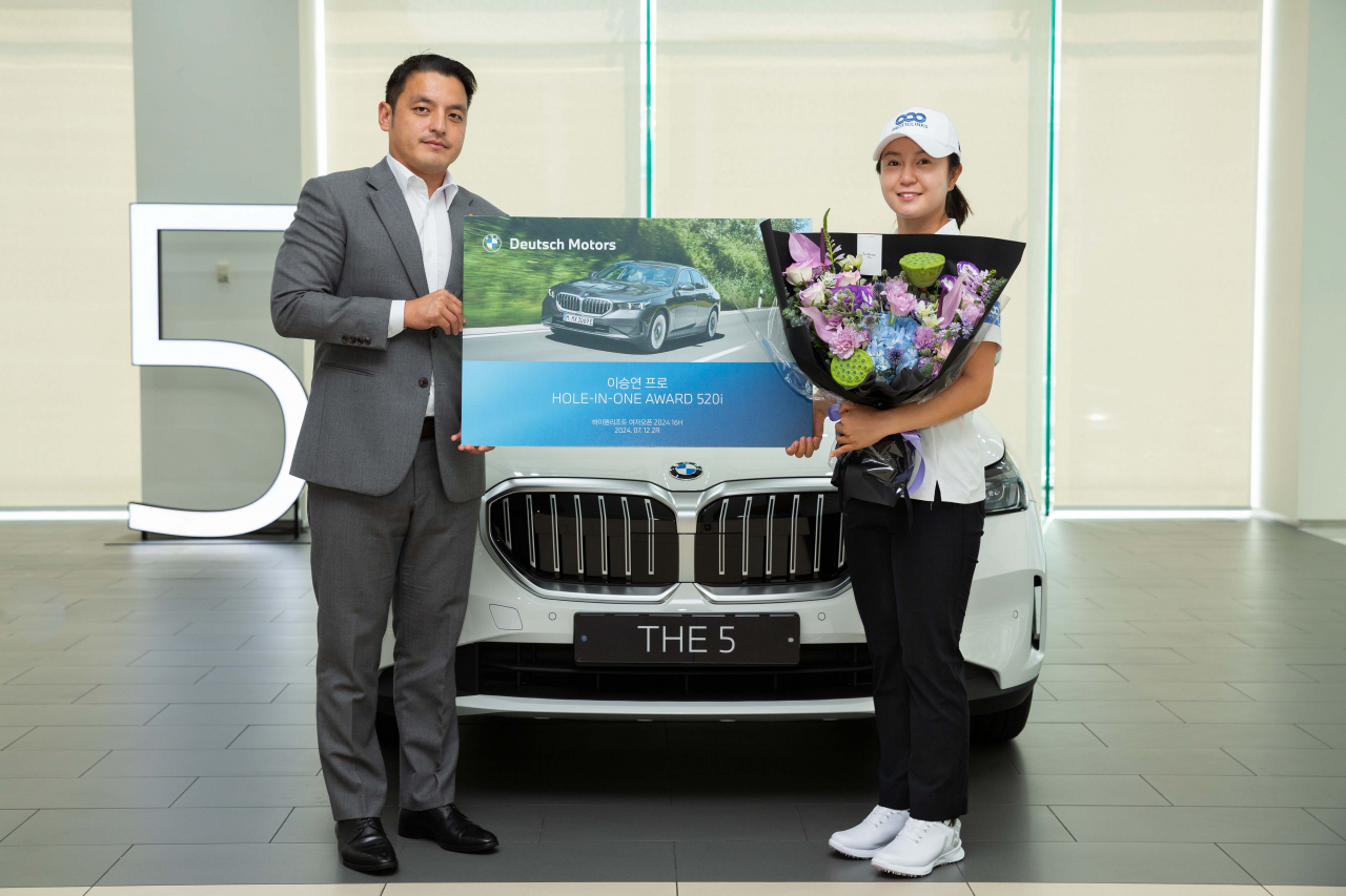 BMW 코리아의 공식 딜러사인 도이치 모터스가 이승연(오른쪽) 선수에게 ‘하이원 리조트 여자오픈 2024’의 홀인원 부상인 프리미엄 세단 ‘BMW 뉴 5시리즈’를 전달했다. [도이치 모터스 제공]