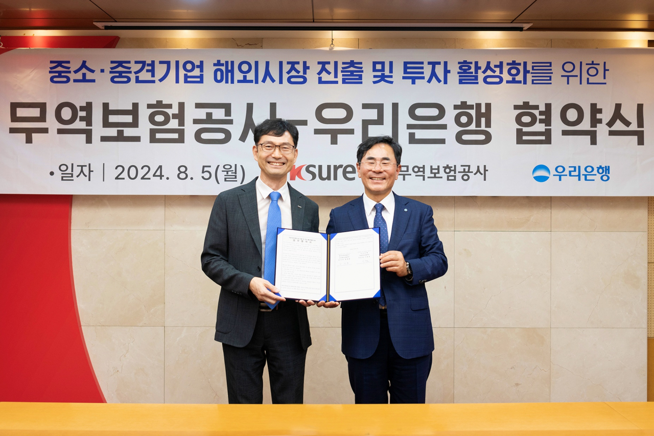 지난 5일 한국무역보험공사 본사에서 열린 협약식에서 기동호(오른쪽) 우리은행 기업투자금융부문장과 정재용(왼쪽) 한국무역보험공사 프로젝트금융본부장이 기념사진을 촬영하고 있다.[우리은행 제공]