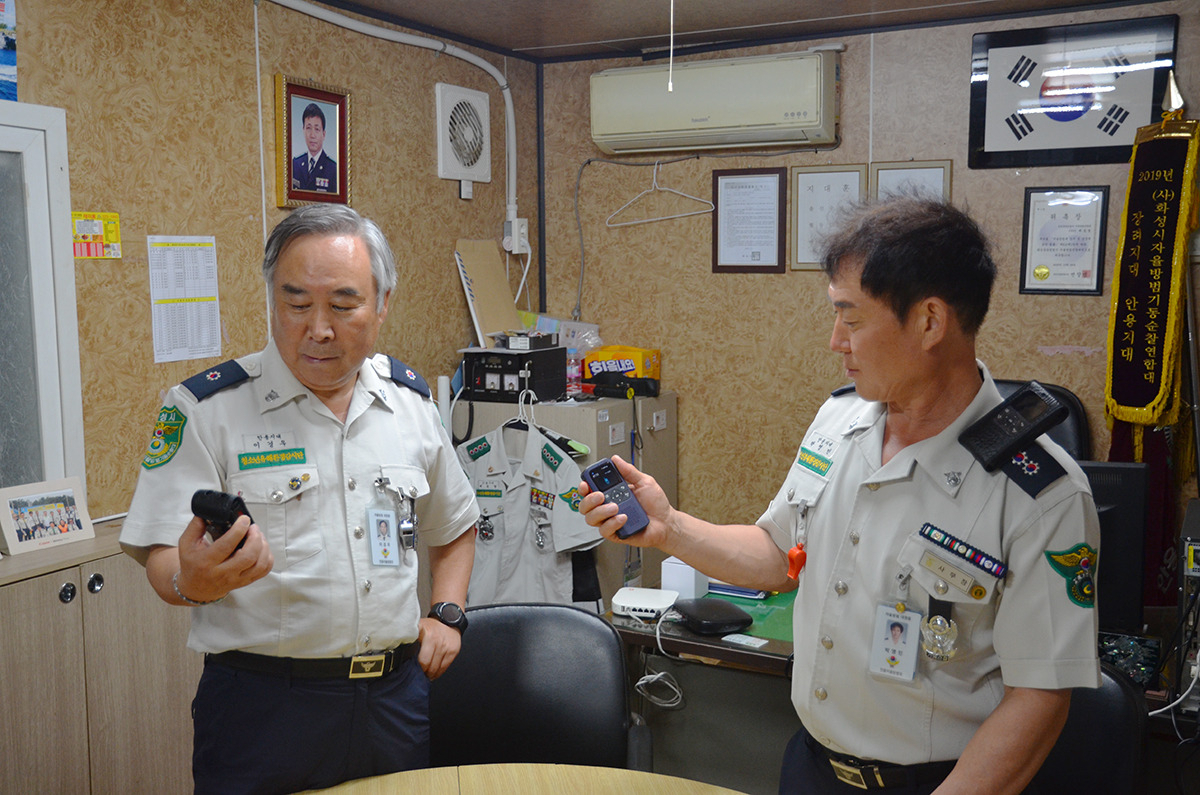 화성동탄자율방범연합대 관계자들이 LTE 무전기 ‘라져 Lite2’를 사용하고 있다. [아이디스파워텔 제공]