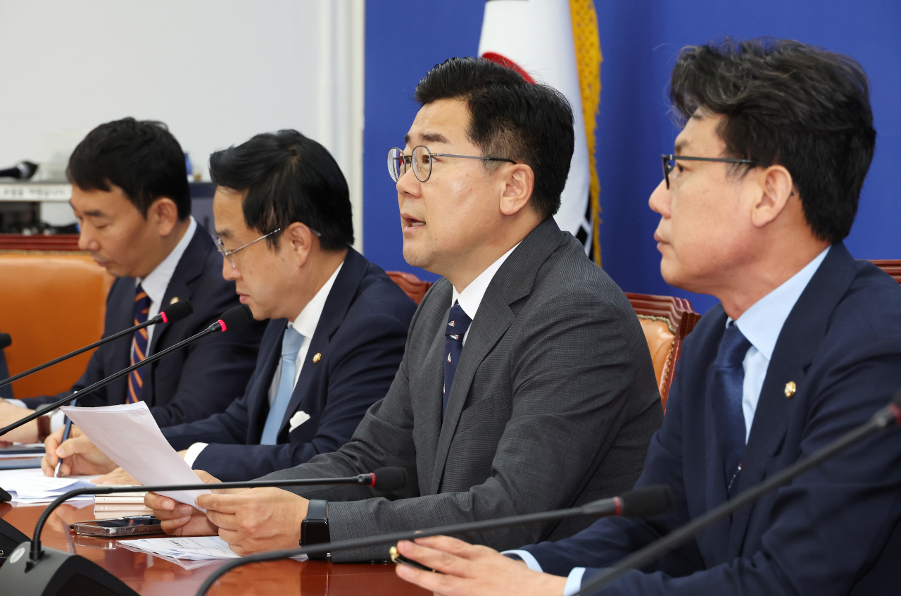 박찬대 더불어민주당 대표 직무대행 겸 원내대표(오른쪽 두번째)가 6일 오전 국회에서 열린 원내대책회의에서 발언하고 있다. [연합]