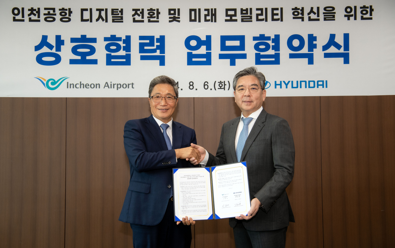 장재훈(오른쪽) 현대자동차 사장과 이학재 인천국제공항공사 사장이 6일 인천 중구 인천국제공항공사청사에서 열린 양사 협약식에서 기념 촬영을 하고 있다. [현대차 제공]
