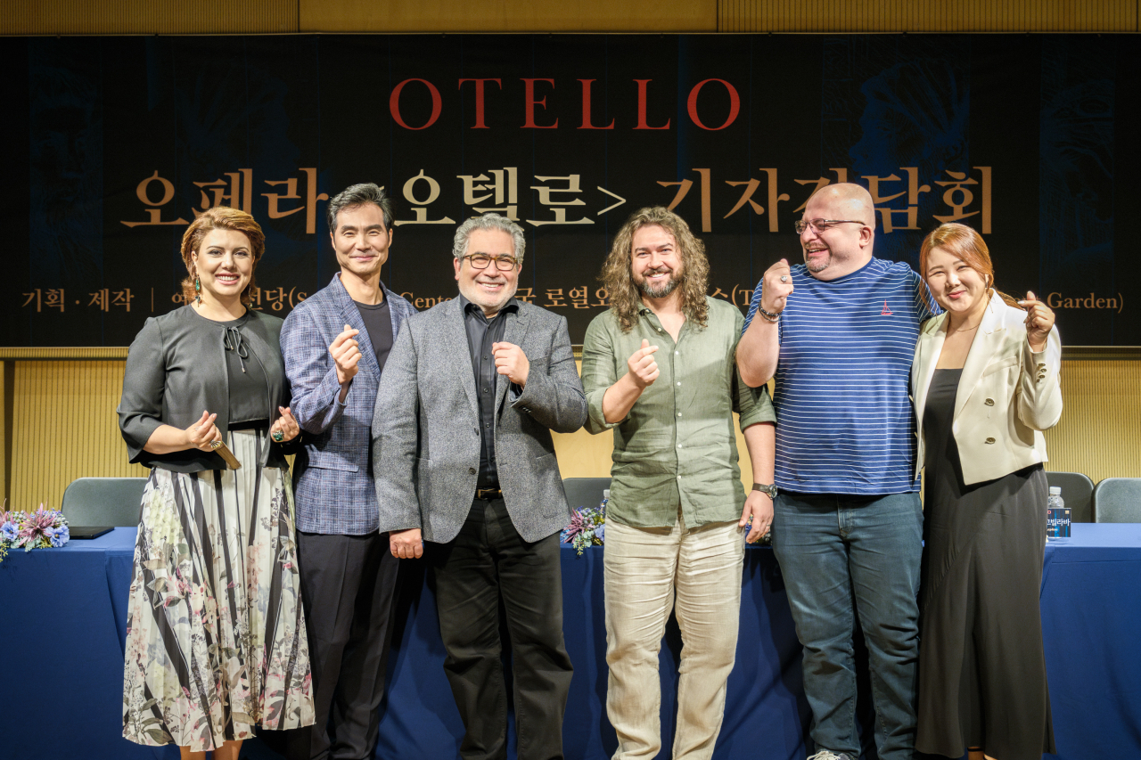 오페라 ‘오텔로’의 소프라노 흐라추히 바센츠, 테너 이용훈, 지휘자 카를로 리치, 테너 테오도르 일린카이, 바리톤 니콜라즈 라그빌라바, 소프라노 홍주영 [예술의전당 제공]