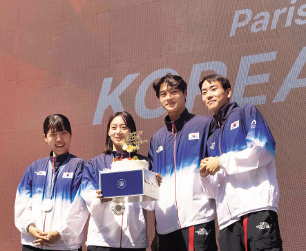 지난 4일(현지시간) 프랑스 파리 코리아하우스에서 국가대표 메달리스트들이 파리바게뜨가 제공한 케이크를 들고 기념촬영하는 모습 [SPC 파리바게뜨 제공]