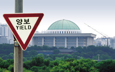 서울 마포구 서강대교에 설치된 교통표지판 너머로 보이는 국회의사당 모습  [연합]