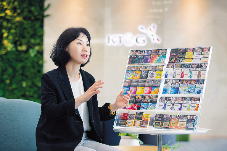 김혜수 KT&G 브랜드실장이 대표 브랜드 ‘에쎄’제품 앞에서 인터뷰하고 있다. [KT&G 제공]