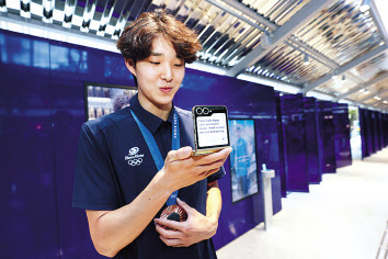 팀 삼성 갤럭시 멤버인 신유빈(왼쪽, 대한민국·탁구), 빅토르 악셀센(오른쪽, 덴마크·배드민턴), 알레한드라 오로즈코 로사(가운데, 멕시코·다이빙)이 지난달 25일(현지시간) 2024 파리 올림픽·패럴림픽 선수촌 내 삼성 올림픽 체험관에서 갤럭시 AI의 다양한 기능을 체험하고 있다.
대한민국 수영 국가대표 김우민이 이달 2일(현지시간) 프랑스 파리 마리니 광장에 위치한 삼성 올림픽 체험 팝업에 방문한 모습
배드민턴 국가대표 안세영과 김가은이 지난달 25일(현지시간) 2024 파리 올림픽·패럴림픽 선수촌 내 삼성 올림픽 체험관 포토존에서 셀피를 찍고 있는 모습 [삼성전자 제공]