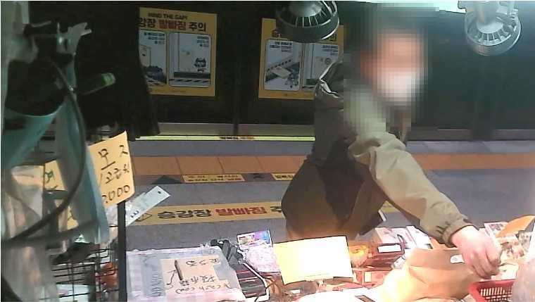 무인 가판대에서 상습적으로 물건을 훔친 전과 22범이 경찰에 붙잡혔다. [서울경찰청 지하철경찰대]