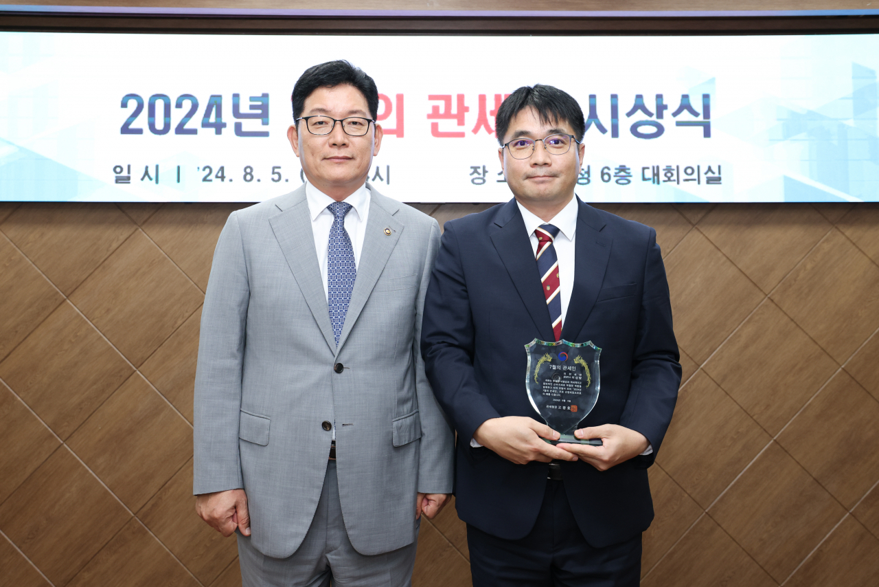 고광효 관세청장(왼쪽)이 6일 ‘7월의 관세인’으로 선정된 인천세관 이상량 주무관과 기념 촬영하고 있다.