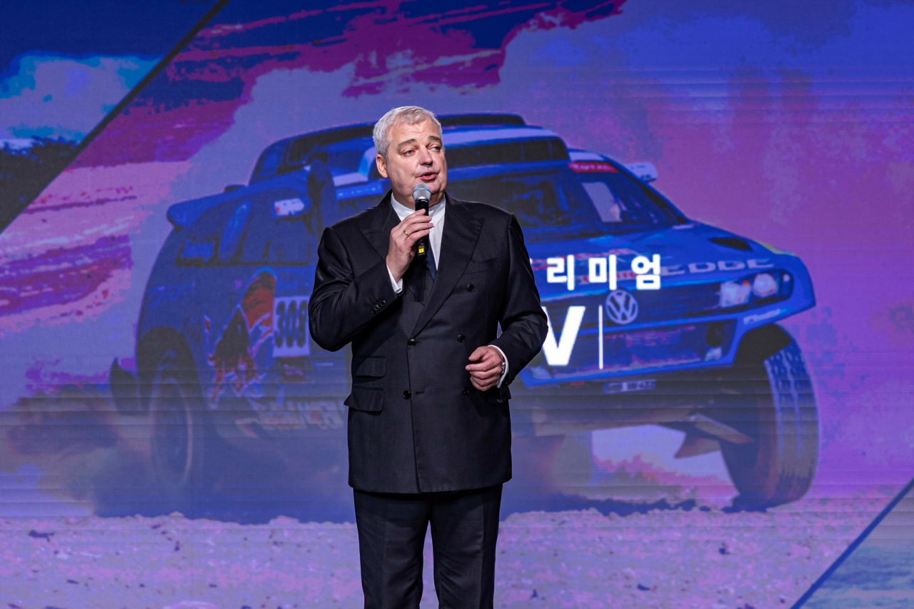 틸 셰어 폭스바겐그룹코리아 대표이사 사장이 6일 서울 용산구 그랜드하얏트 서울에서 열린 신형 투아렉 미디어 출시 행사에서 기념사진을 촬영하고 있다. [폭스바겐코리아 제공]