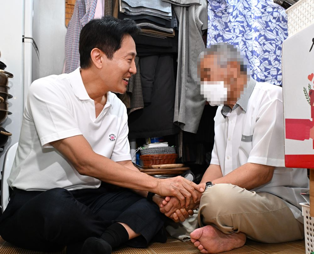 오세훈 서울시장은 6일 서울역 쪽방촌을 찾아 쪽방 주민의 건강 관리 상황을 확인하고 대화를 나눴다. [서울시 제공]