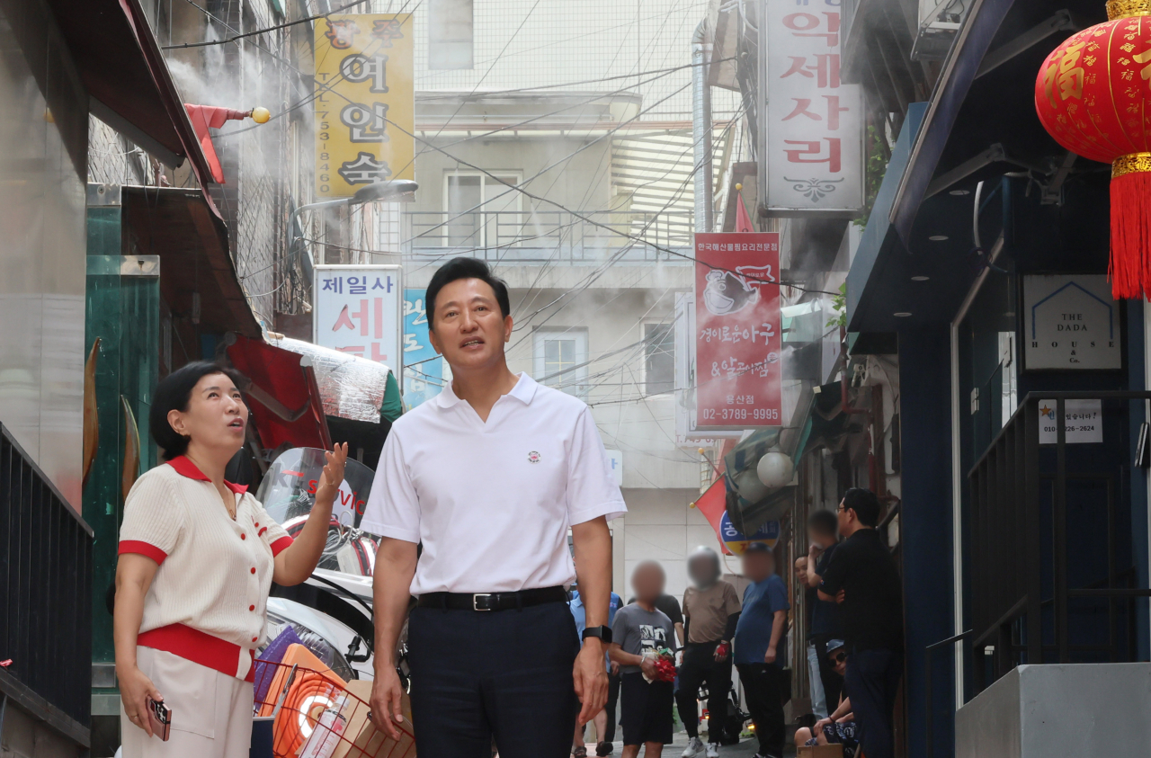 8월 5~6일 여름 휴가 중인 오세훈 서울시장이 6일 오전 휴가를 반납하고 서울 용산구 쪽방촌을 방문해 폭염대비 현장을 점검하고 있다.[연합]