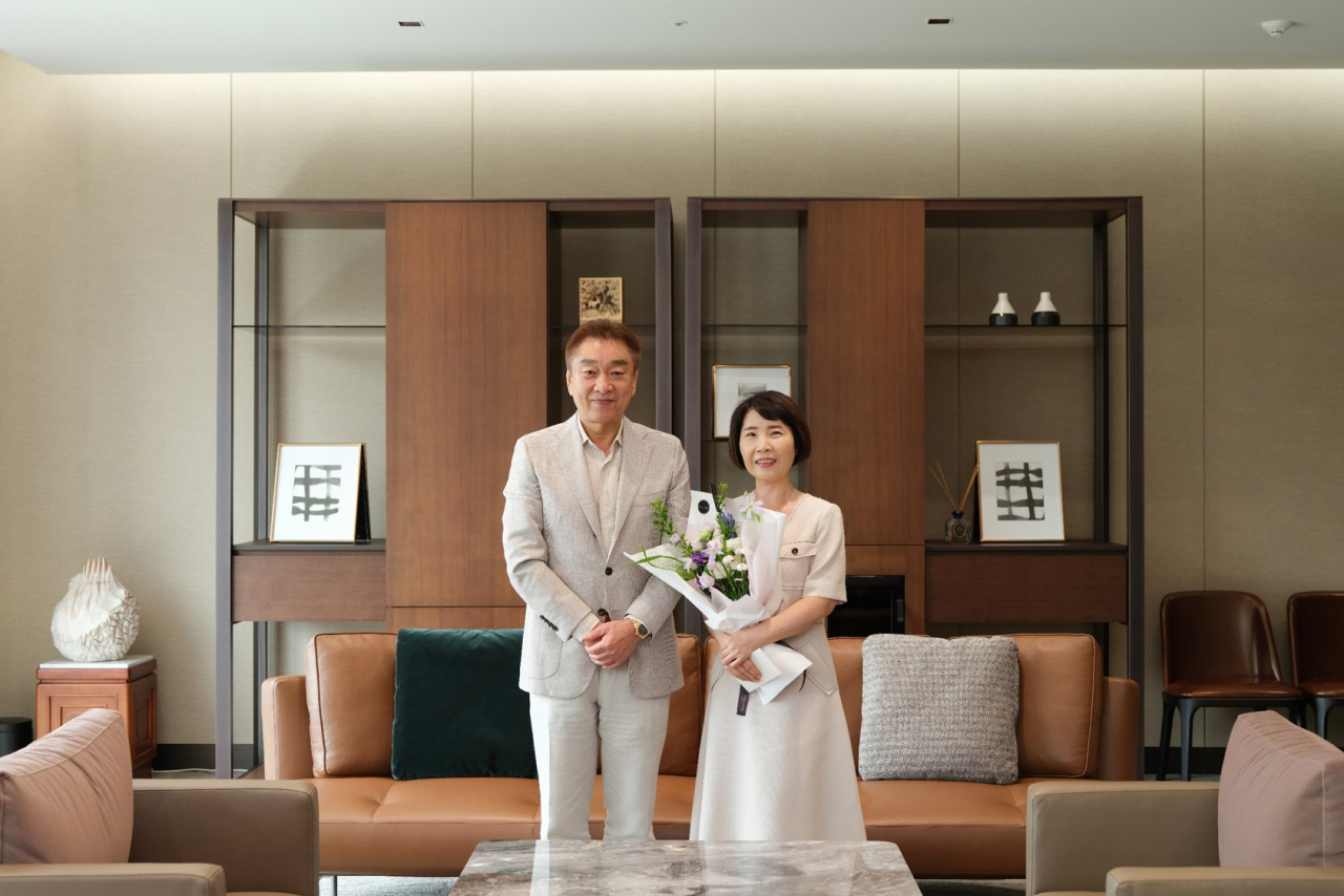 5일 아워홈 마곡 본사에서 이영열 부회장(왼쪽부터)과 이정선씨가 기념 촬영을 진행하고 있다. [아워홈 제공]
