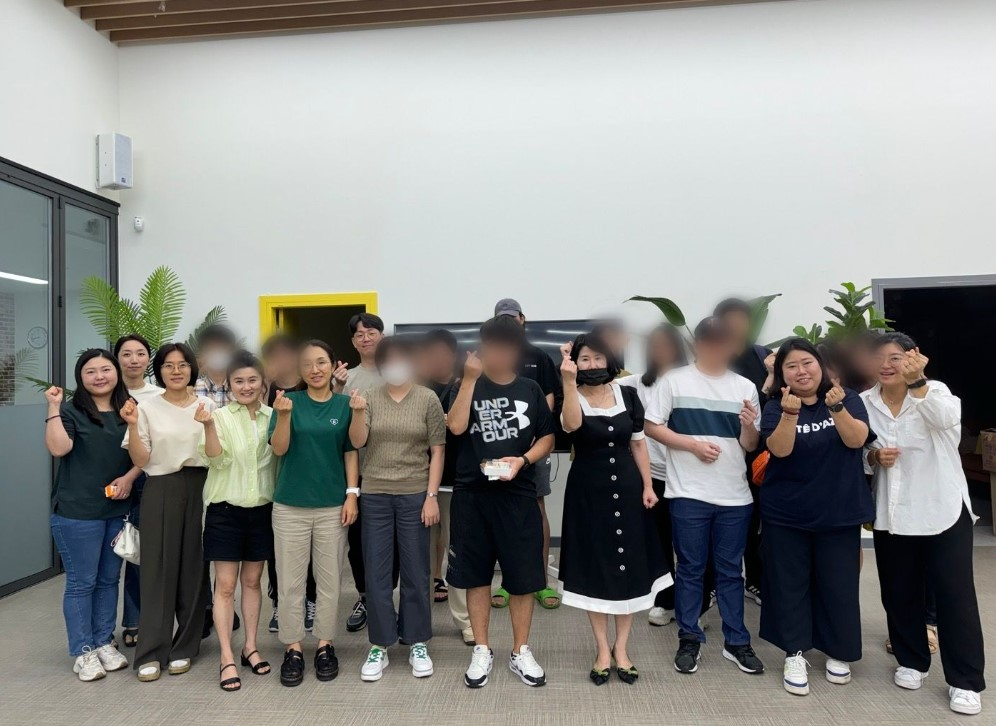 지난달 30일 경남 양산시 청년센터 청담에서 진행된 마음챙김 기반 관계회복 지원 프로그램 '같이 놀아유' 참여자들이 기념촬영을 하고 있다. [사진=양산시]