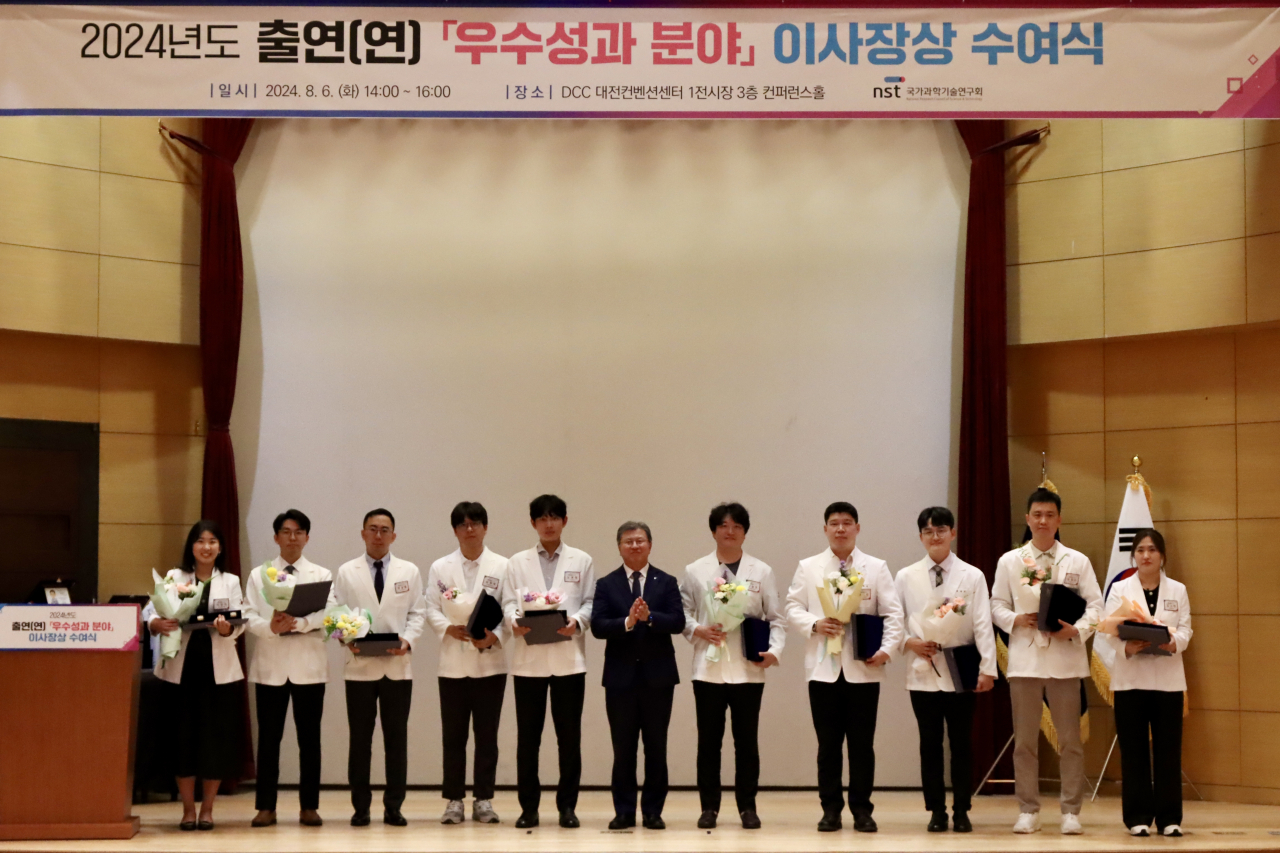 신진연구자 부문_연구창조 분야 수상자들이 김복철(가운데) NST 이사장과 기념촬영을 하고 있다.[국가과학기술연구회 제공]
