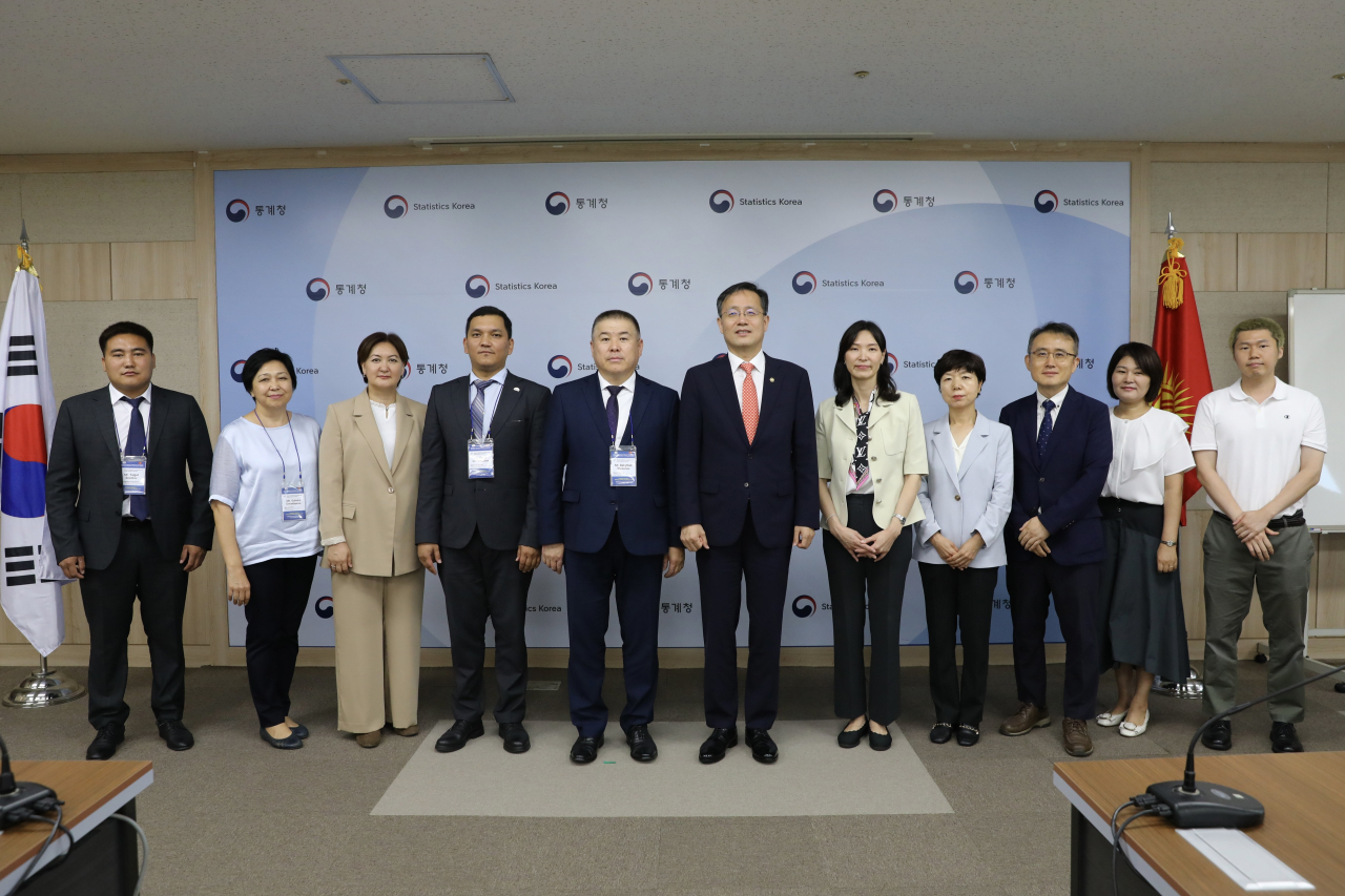 이형일 통계청장(오른쪽 여섯 번째)이 6일 대전 서구 통계청에서 바큿벡 쇼케노브 키르기스스탄 국가통계부위원장(오른쪽 일곱 번째)과 면담 후 관계자들과 기념 촬영하고 있다. [연합]