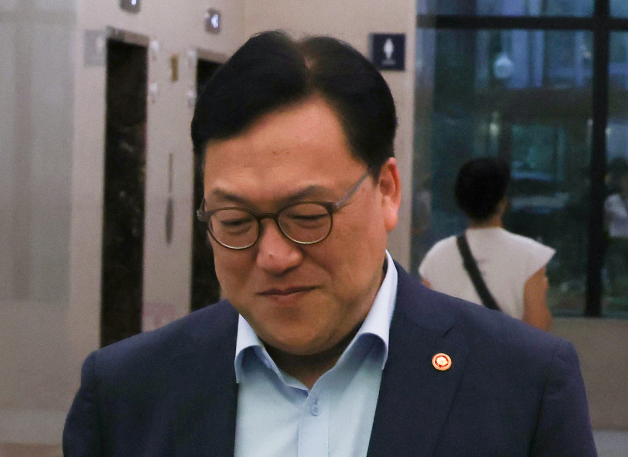 김병환 금융위원장이 6일 오전 서울 중구 은행회관에서 열린 거시경제 금융현안 간담회를 마치고 회관을 떠나고 있다. [연합]