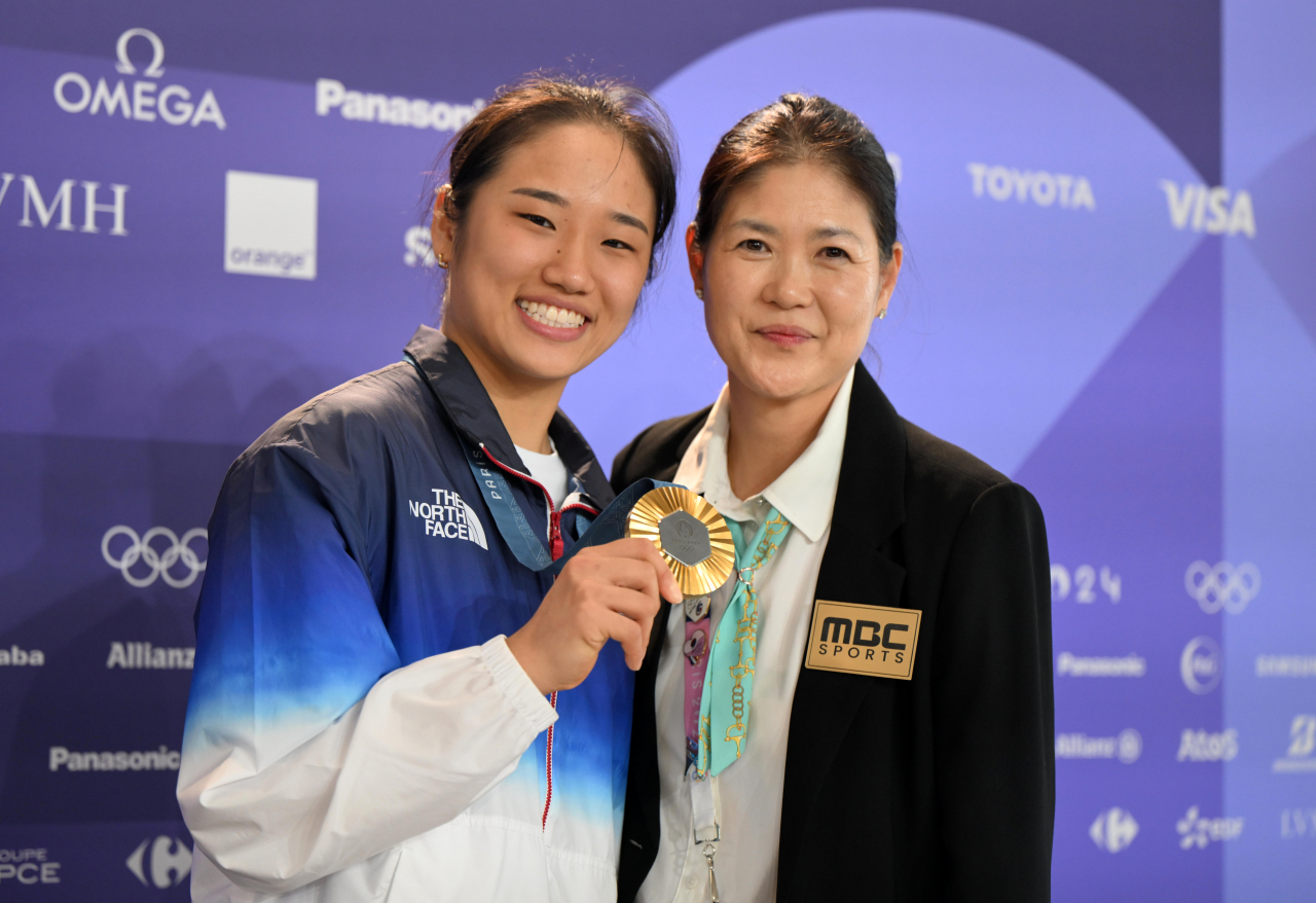 5일(현지시간) 파리 라 샤펠 아레나에서 열린 2024 파리 올림픽 배드민턴 여자 단식 결승전 금메달을 딴 안세영이 28년 전 애틀란타 올림픽 금메달리스트인 방수현과 만나 환하게 웃고 있다. 파리=이상섭 기자