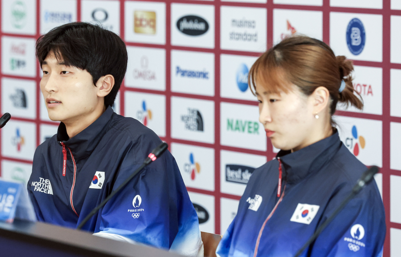2024파리올림픽 배드민턴 혼합복식 은메달리스트 김원호와 정나은이 6일(현지시간) 파리 코리아하우스에서 메달리스트 기자회견을 하고 있다. 2024.8.6/ 파리=올림픽사진공동취재단/ KIM