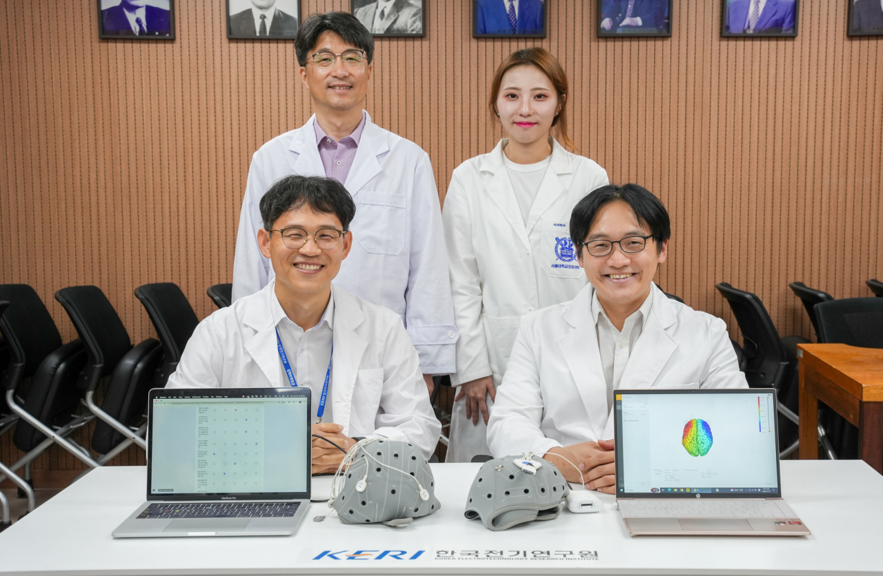 생체 신경 자극기술을 개발하고 있는 연구진. 신기영(앞줄 외쪽) 박사와 최형진(앞줄 오른쪽) 교수.[한국전기연구원 제공]