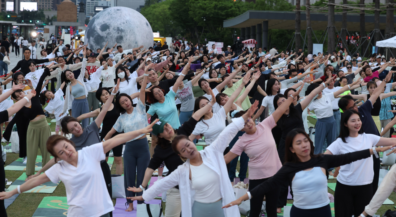지난 6월 서울 종로구 광화문광장에서 열린 '2024 광화문 달빛요가'에 참석한 시민들이 요가를 하는 모습. 기사 내용과는 무관함. [뉴시스]