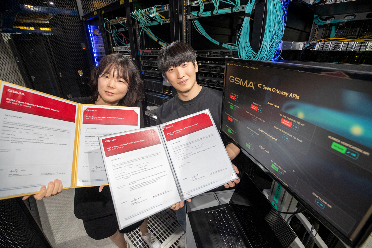 모델이 KT가 국내 최초로 획득한 세계이동통신사업자연합회(GSMA) 오픈 게이트웨이 공식 인증을 소개하고 있다. [KT 제공]