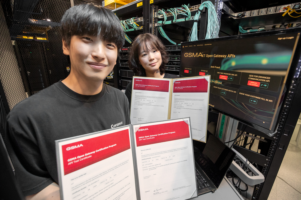 모델이 KT가 국내 최초로 획득한 세계이동통신사업자연합회(GSMA) 오픈 게이트웨이 공식 인증을 소개하고 있다. [KT 제공]
