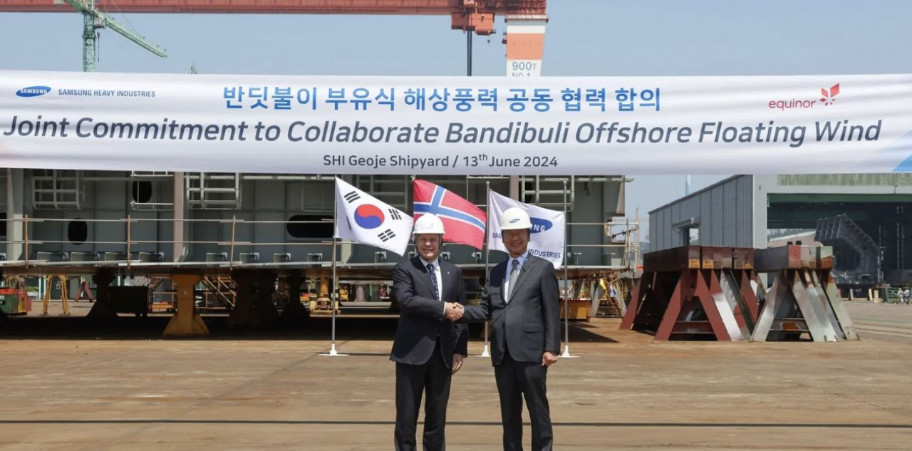 최성안(오른쪽) 삼성중공업 부회장과 앤더스 오페달 에퀴노르 회장이 지난 6월 반딧불이 해상풍력 프로젝트 개발을 위해 공동 협력하기로 합의하고 기념촬영을 하고 있는 모습. [에퀴노르 제공]