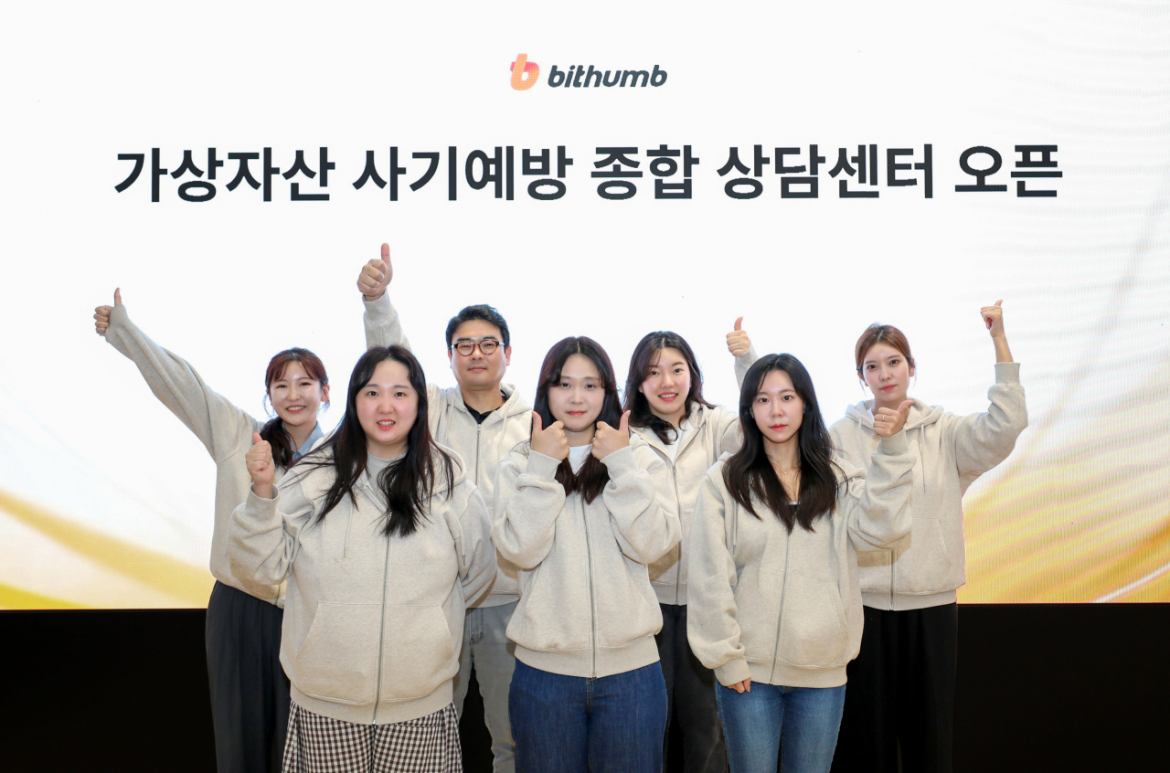 빗썸라운지 강남점에서 빗썸의 '가상자산 사기예방 종합 상담센터' 임직원들이 기념촬영을 하고 있다. [빗썸 제공]