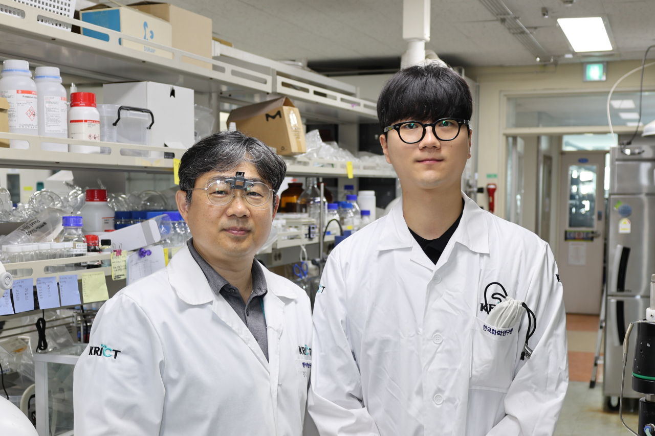 2024 UST 하계 인턴십에 참여한 손은호(왼쪽) UST-KRICT 스쿨 교수와 임민성 인턴학생.[UST 제공]
