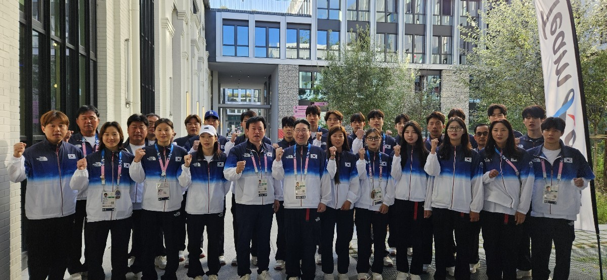5일(현지시간) 파리에서 양궁, 수영, 사이클 종목 선수들의 퇴촌식을 진행하고 있다. [정강선 단장 제공]