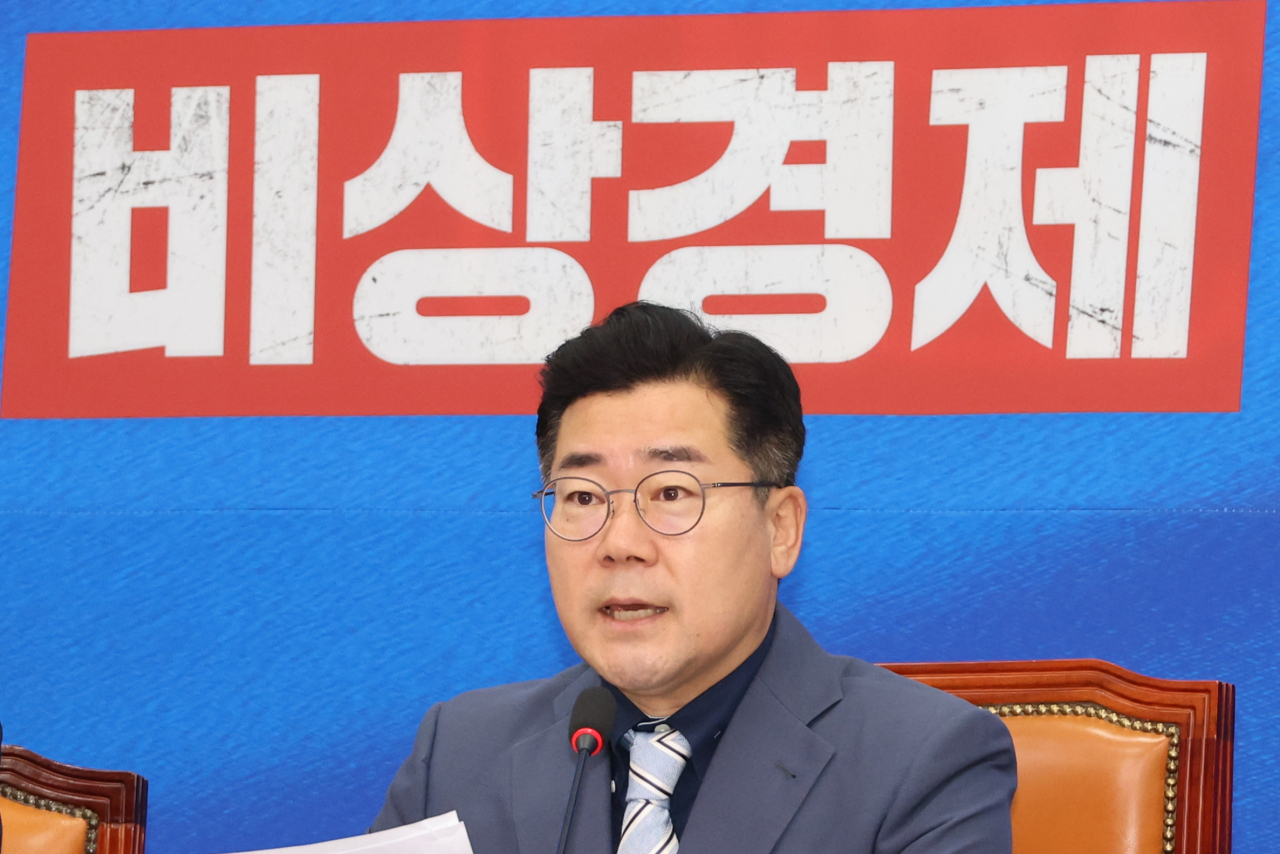 박찬대 더불어민주당 당대표 직무대행 겸 원내대표가 7일 오전 서울 여의도 국회에서 비상경제점검회의를 겸해 열린 최고위원회의에서 발언하고 있다. [연합]