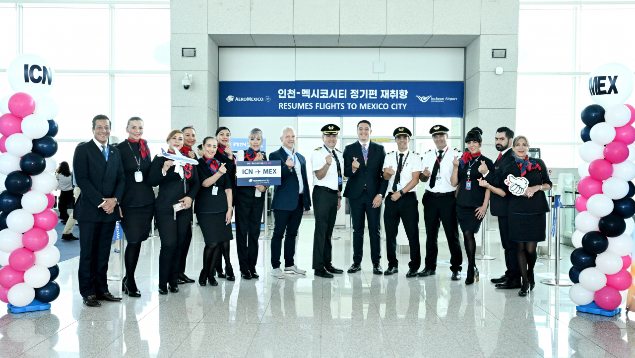 아에로멕시코항공의 인천-멕시코시티 직항 기념 특별행사. 좌측부터 대한항공 이우열팀장, 아에로멕시코 신용진 아태지역본부장, 아에로멕시코 Alejandro Perez Zubiria 글로벌 공항 부사장, 아에로멕시코 Giancarlo Mulinelli글로벌 세일즈 부사장, 주한 멕시코 대사관 Carlos Penafiel Soto 대사님, 인천공항공사 김창규 미래사업본부 본부장, 아에로멕시코 총판대리점 보람항공 홍정희 대표이사, 에어코리아 이중열상무