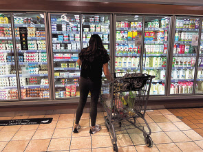 미국 캘리포니아주 로스앤젤레스의 슈퍼마켓에서 한 여성이 유제품을 고르고 있다. [로이터]