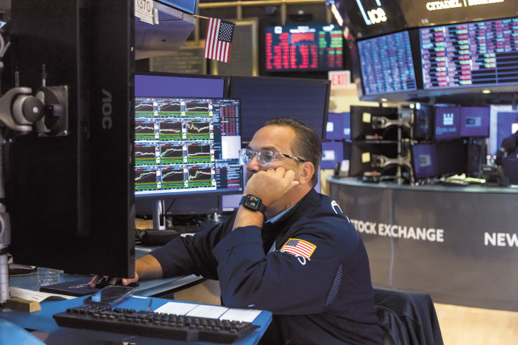 5일(현지 시간) 개장과 동시에 하락한 미국 뉴욕증권거래소(NYSE) 거래장에서 한 중개인이 망연자실한 표정으로 모니터를 바라보고 있는 모습. 이날 뉴욕증시는 급락세로 마감했다. [EPA]