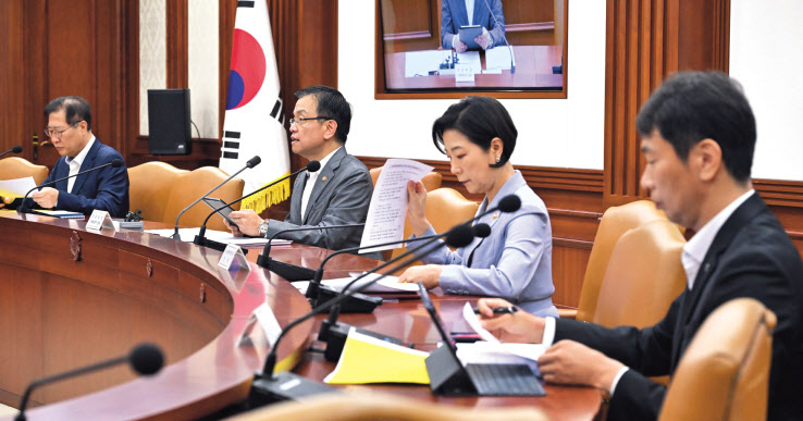최상목(왼쪽 두번째) 경제부총리 겸 기획재정부 장관이 7일 오전 서울 종로구 정부서울청사에서 열린 경제관계장관회의에서 모두발언을 하고 있다. 임세준 기자