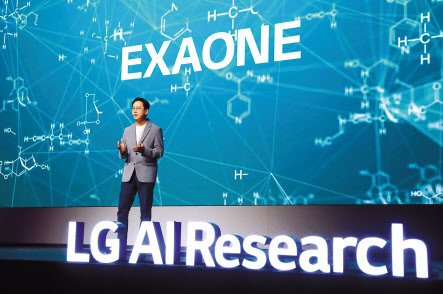 배경훈 LG AI연구원장이 지난해 7월 열린 LG AI 토크 콘서트에서 발표하는 모습 [LG 제공]