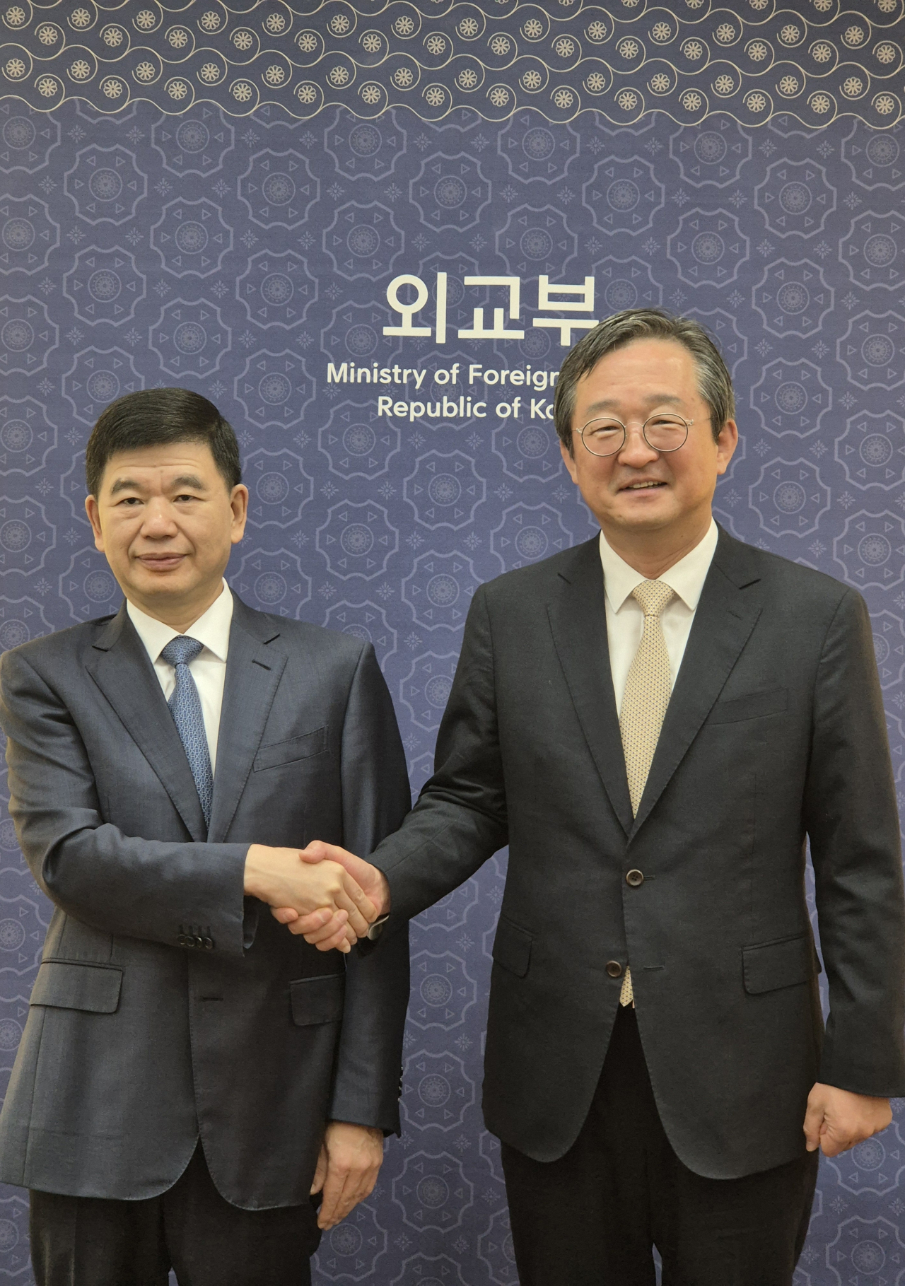 정병원 외교부 차관보(오른쪽)가 7일 서울 외교부 청사에서 중국 간쑤성 스모우쥔(石谋军) 부서기와 면담을 하고 있다. [외교부 제공]