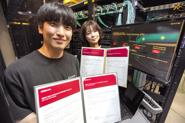 KT 직원들이 KT가 국내 최초로 획득한 세계이동통신사업자연합회(GSMA) 오픈 게이트웨이 공식 인증을 소개하고 있다. [KT 제공]