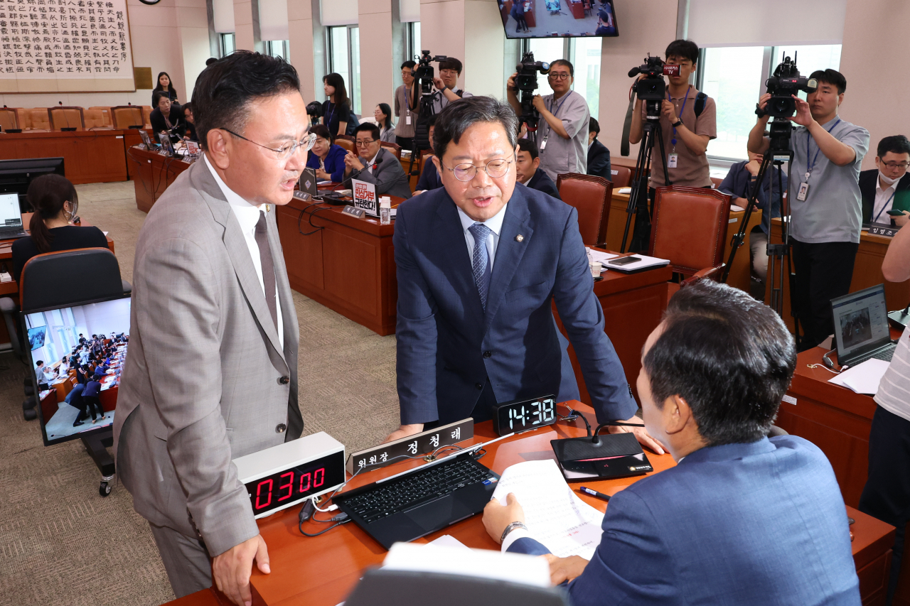 국회법제사법위원회 야당 간사인 김승원(가운데) 더불어민주당 의원과 정청래(오른쪽) 국회 법사위원장, 여당 간사인 유상범(왼쪽) 국민의힘 의원. [연합]